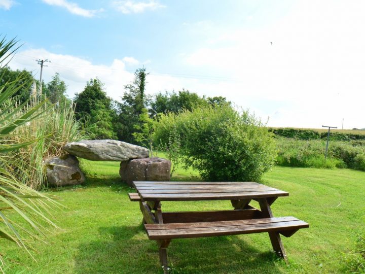 5 Star Holiday Lets on the Wild Atlantic Way - Picnic table in garden