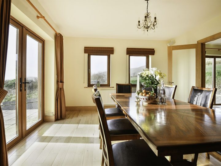 Exclusive holiday rentals on the Wild Atlantic Way - Dining room table