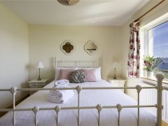 Holiday houses Ireland - Double bed and sea view