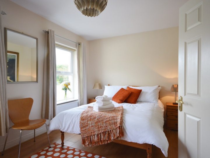 Exclusive holiday cottage on the Wild Atlantic Way - Master bedroom