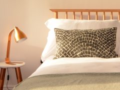 Holiday rentals Dingle - Bed and bedside table