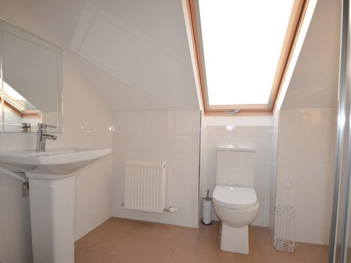 Exclusive holiday houses Kerry - Bathroom sink and toilet