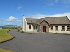 Holiday Letting on the Wild Atlantic Way - Driveway and house exterior