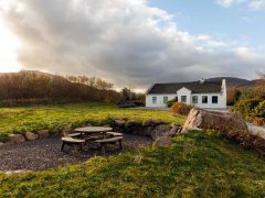 Holiday cottages Wild Atlantic Way - Exterior and picnic table