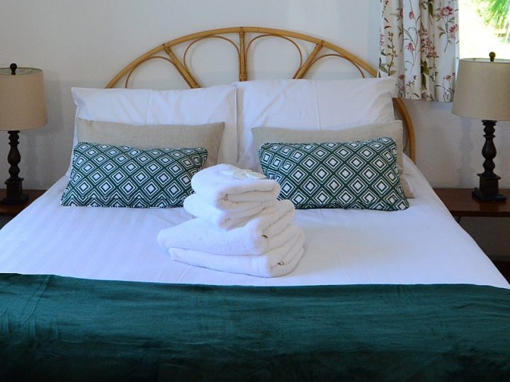 Holiday cottages Kerry - Towels on bed close up