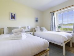 Holiday cottages Kerry - Clifftop house twin bedrooms