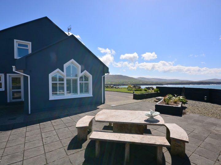 Holiday homes Kerry - Picnic table outside in the garden