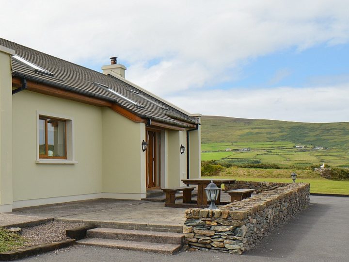 Exclusive Holiday Lets on the Wild Atlantic Way - Picnic table outside