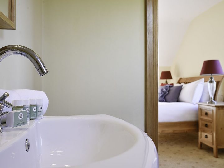 Holiday rentals Ireland - Sink and toiletries