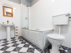 Holiday cottages Kerry - Downstairs bathroom