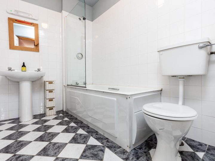 Holiday cottages Kerry - Downstairs bathroom