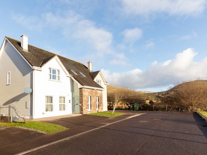 Exclusive holiday houses Kerry - Hillside house exterior