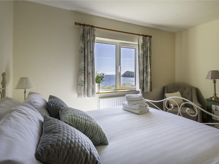 Holiday houses Dingle - Clifftop house bedroom view