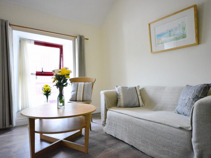 Exclusive holiday cottage on the Wild Atlantic Way - Sofa and coffee table