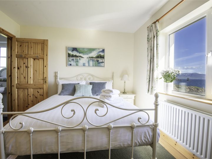 Holiday cottages Dingle - Clifftop house bedroom view