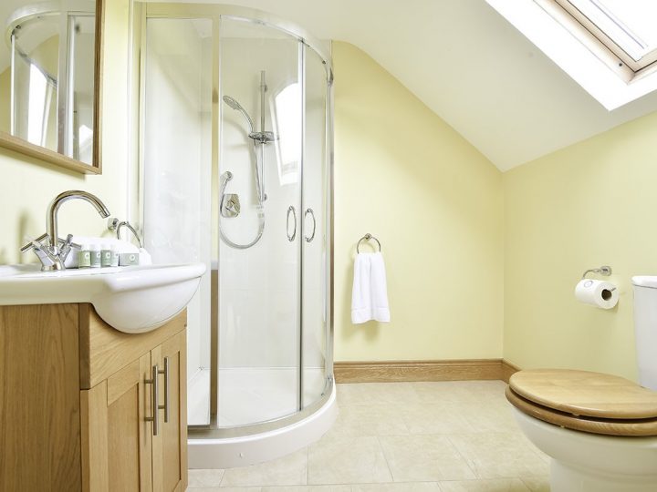 Holiday cottages Ireland - Main bathroom