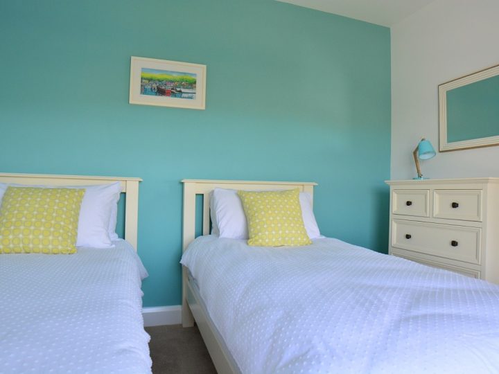Exclusive holiday rentals on the Wild Atlantic Way - Twin bedroom