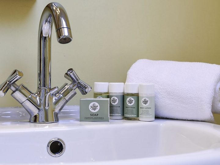 Holiday rentals Kerry - Toiletries and sink
