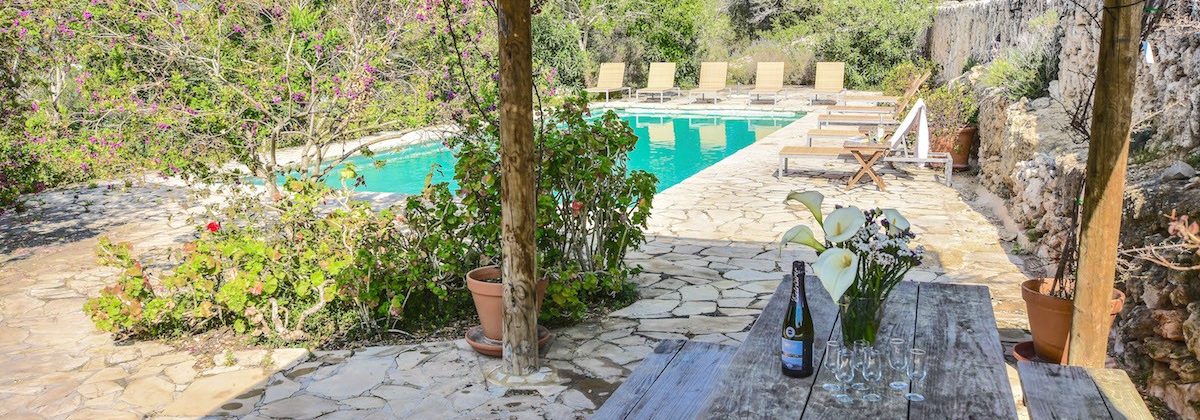 Holiday homes Ibiza - Swimming pool and bench