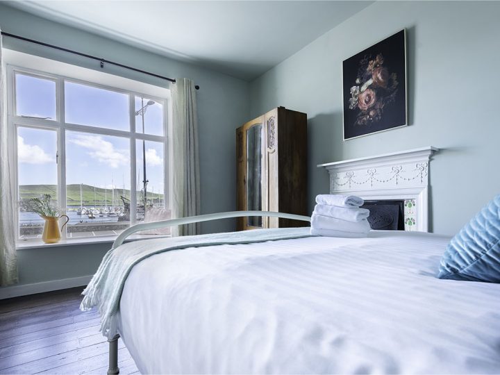 Exclusive holiday houses Kerry - Bedroom harbour view