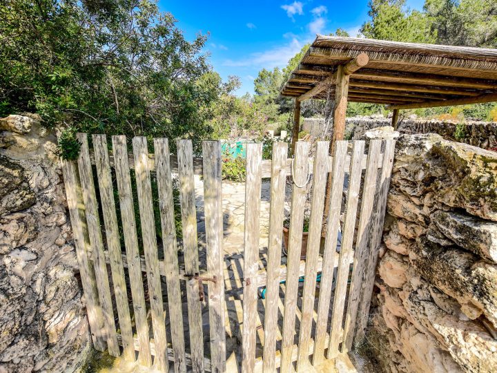 Holiday Letting Ibiza - Fence into pool area