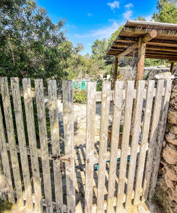Holiday Letting Ibiza - Fence into pool area