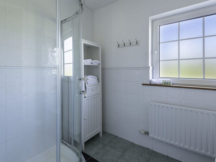 Exclusive holiday rentals Kerry - Main bathroom