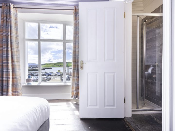 Holiday Letting on the Wild Atlantic Way - Master bedroom and ensuite