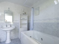Exclusive holiday rentals Kerry - Blue bathroom
