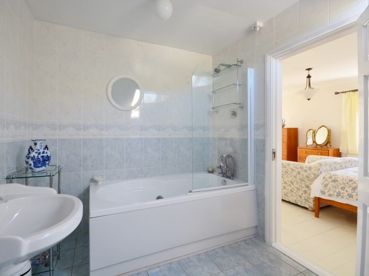 Exclusive holiday houses Kerry - Blue ensuite