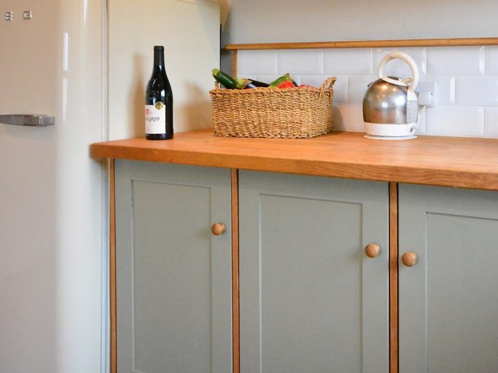 Holiday houses Dingle - Wine on Kitchen counter
