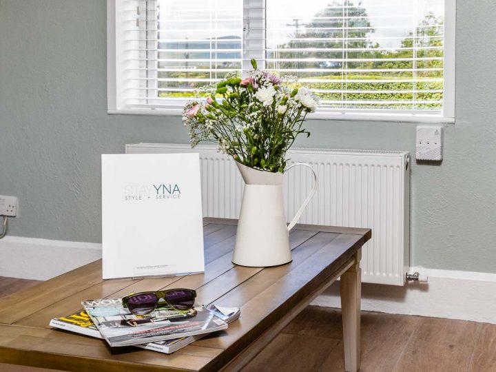 Holiday cottages Dingle - Coffee table with magazines on top