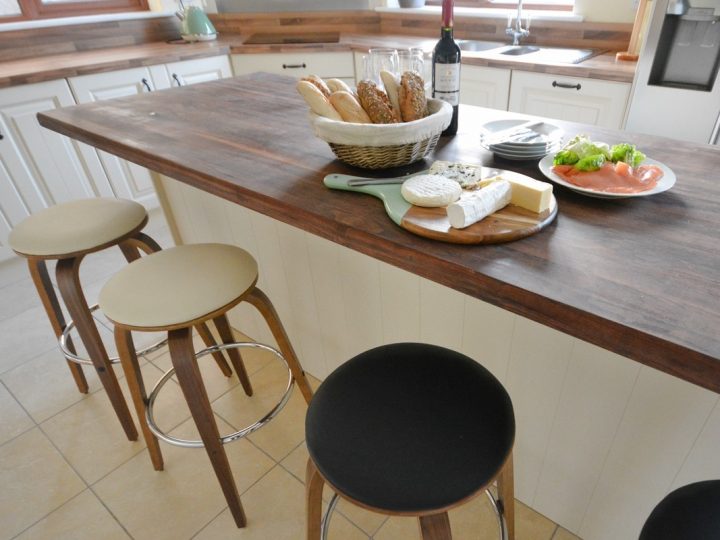 Exclusive holiday cottage on the Wild Atlantic Way - Bread and cheese platter on island