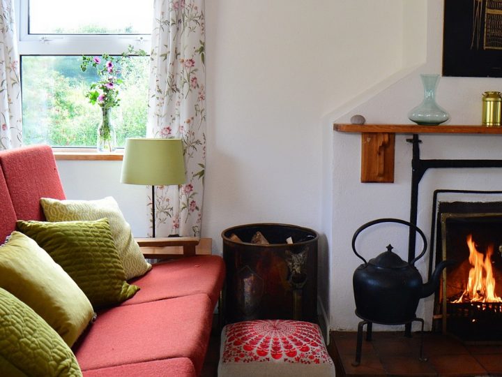 Exclusive holiday cottage on the Wild Atlantic Way - Couch and fireplace