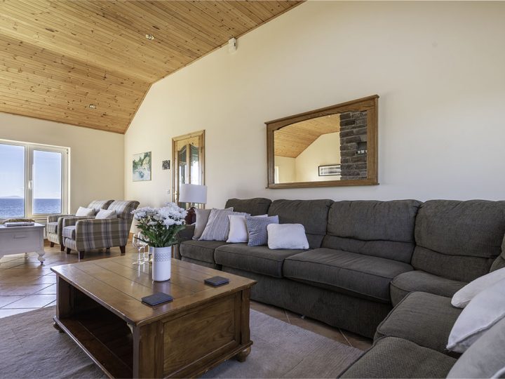 Exclusive holiday houses Kerry - Living area with sea view