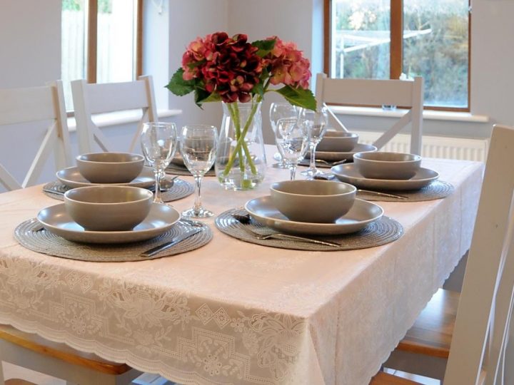 Holiday houses Wild Atlantic Way - Dining room plates and glasses