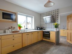 Exclusive holiday cottage on the Wild Atlantic Way - Kitchen into utility