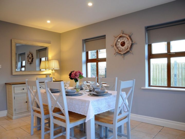 Holiday Homes Wild Atlantic Way - Dining room