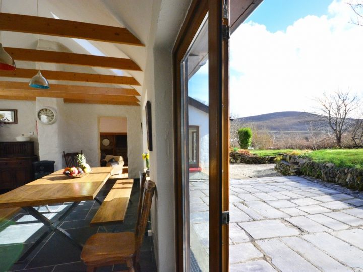 Exclusive holiday cottages Kerry - Dining looking into patio