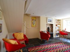 Holiday houses Dingle - Chairs under stairway