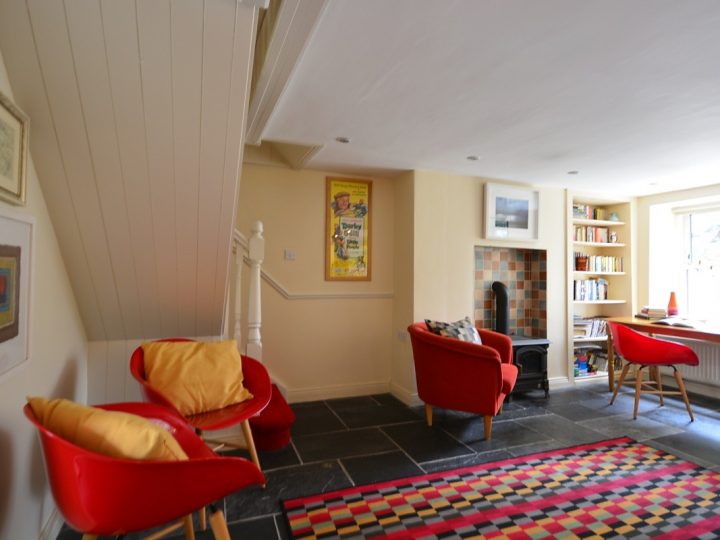 Holiday houses Dingle - Chairs under stairway