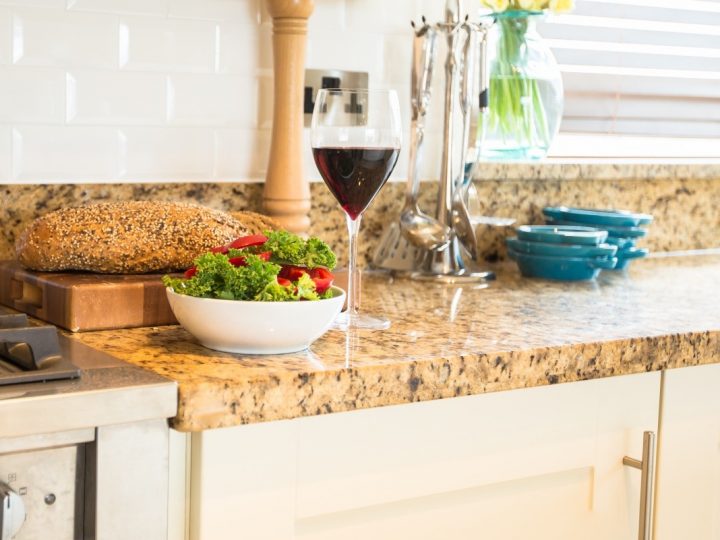 Exclusive holiday cottage on the Wild Atlantic Way - Salad and wine on kitchen worktop