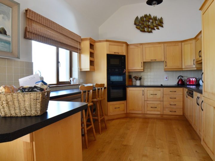 Holiday rentals Wild Atlantic Way - Kitchen and welcome basket