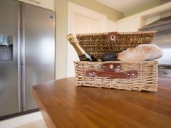 Holiday rentals Wild Atlantic Way - Champagne and bread in basket