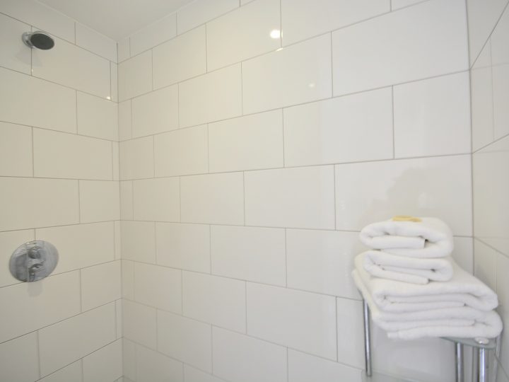 Exclusive holiday cottages Kerry - Shower tiles