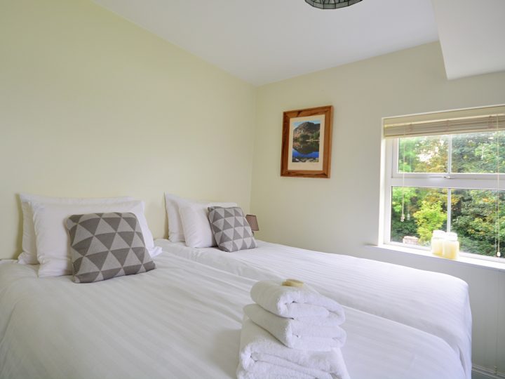 Exclusive holiday rentals on the Wild Atlantic Way - Twin bedroom