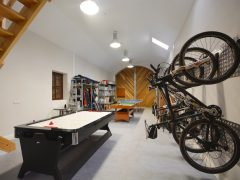 Exclusive holiday cottage on the Wild Atlantic Way - Out house bikes