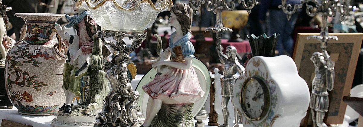 Exclusive holiday lets on the French Rivera - Antique market
