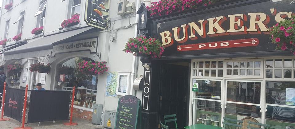 Holiday rentals Ireland - Bunkers pub exterior