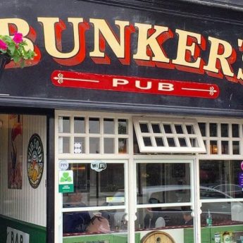 Holiday Homes Ireland - Bunkers pub exterior